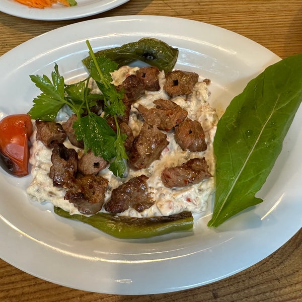 Das Foto wurde bei Şanlıurfa İskender Kebap Restaurant von Snz am 12/4/2023 aufgenommen