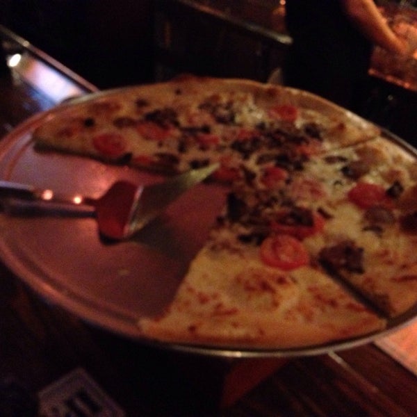 Снимок сделан в Ernie&#39;s Bar &amp; Pizza пользователем Jennifer H. 10/17/2014