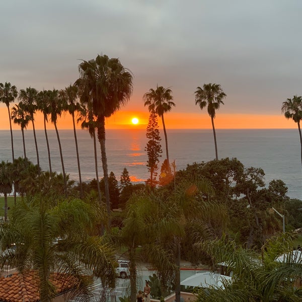 Foto diambil di La Valencia Hotel oleh Azizk 🌴 pada 7/2/2020