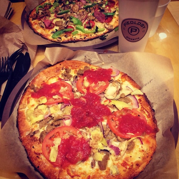 Photo taken at Pieology Pizzeria by Jonathan A. on 11/26/2013