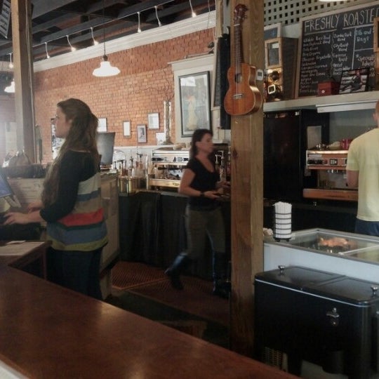 Foto diambil di Senoia Coffee &amp; Cafe oleh Barbara S. pada 10/6/2012