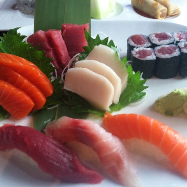 Снимок сделан в Ozu Japanese Cuisine &amp; Lounge пользователем Michelle N. 6/27/2014