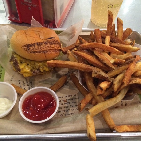 Foto scattata a BurgerFi da Ebony il 6/1/2014