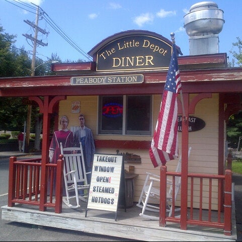 รูปภาพถ่ายที่ The Little Depot Diner โดย Linda L. เมื่อ 8/11/2013