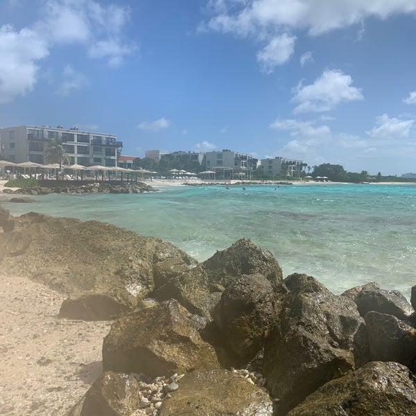 Foto diambil di Curaçao Marriott Beach Resort &amp; Emerald Casino oleh Michael M. pada 12/27/2022