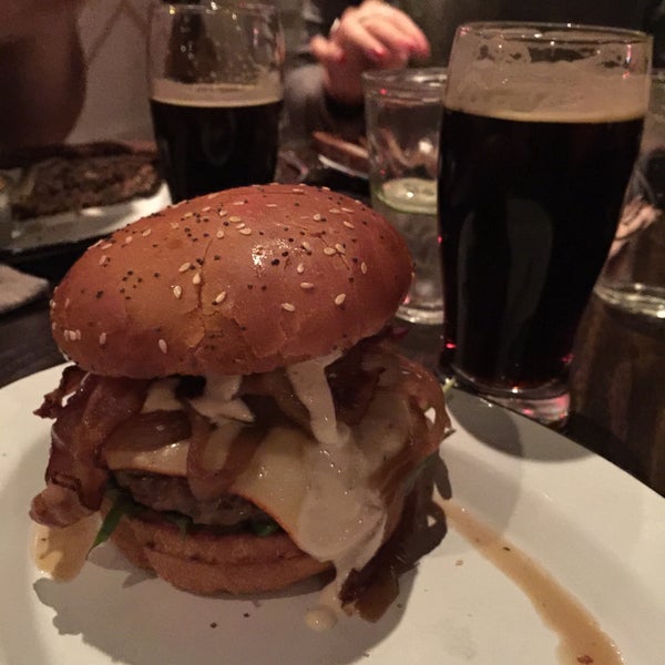 12/28/2014에 Paul D.님이 Grange Hall Burger Bar에서 찍은 사진