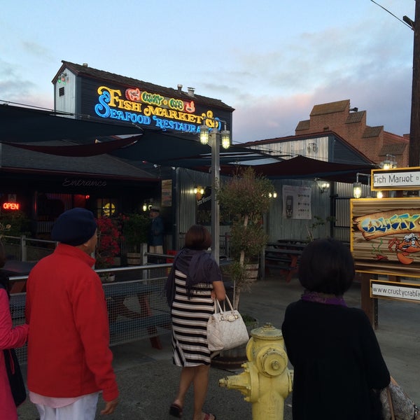 Foto scattata a Crusty Crab Fish Market and Restaurant da Mike V. il 7/9/2015