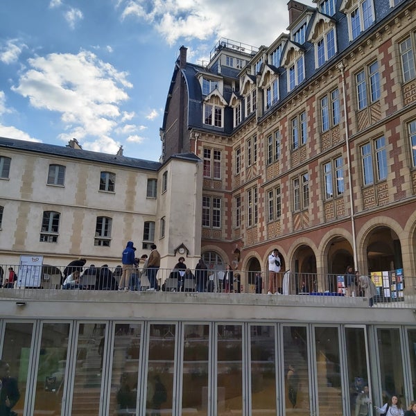 Foto diambil di Institut Catholique de Paris oleh J.D. C. pada 11/19/2019
