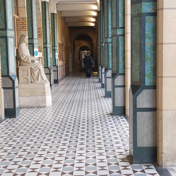Foto diambil di Institut Catholique de Paris oleh J.D. C. pada 9/10/2021