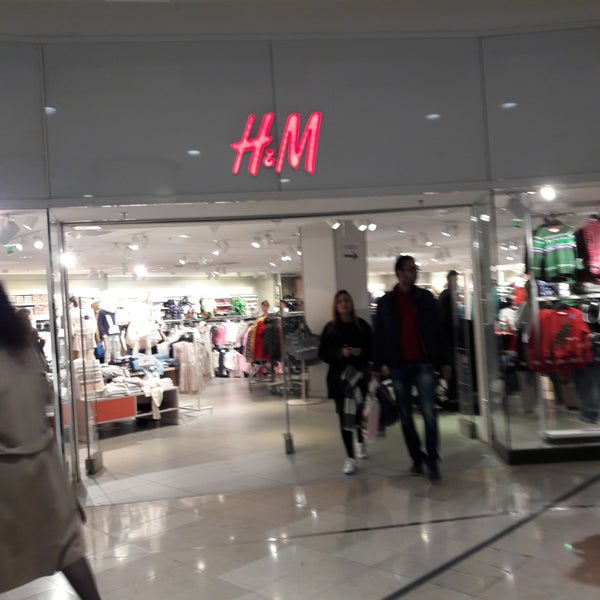 H&M - Clothing Store in Puteaux