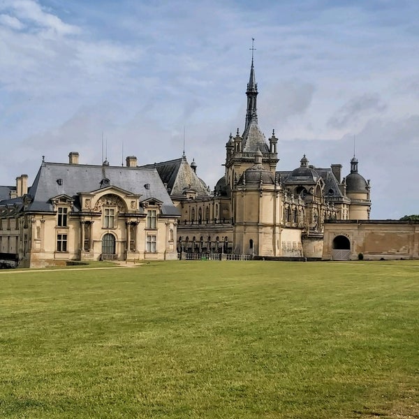 Foto diambil di Château de Chantilly oleh J.D. C. pada 6/5/2022