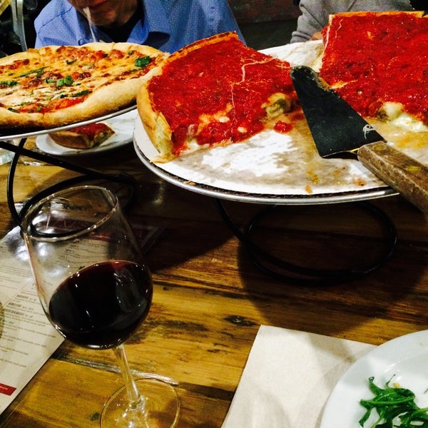 Foto scattata a Patxi’s Pizza da Cheerup A. il 3/26/2015