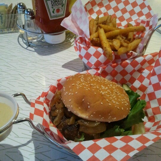 Foto scattata a Custom Burger da David C. il 9/22/2012
