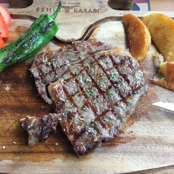 Снимок сделан в Şehir Kasabı &amp; Steak House пользователем Ferdi E. 2/8/2017