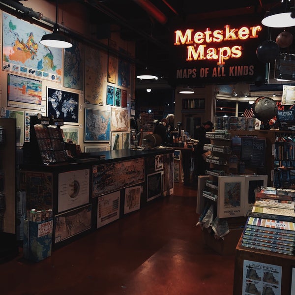 รูปภาพถ่ายที่ Metsker Maps โดย Nawaf ~. เมื่อ 11/30/2019