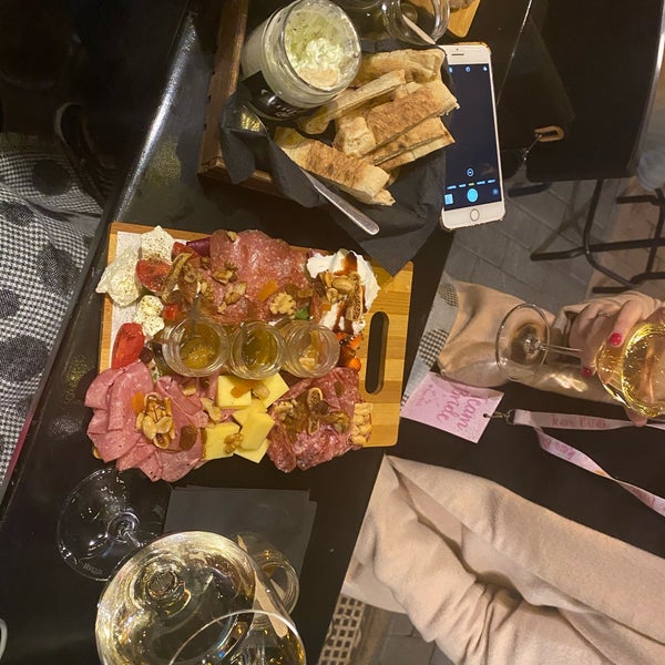 Foto tirada no(a) Cinque Wine &amp; Deli Bar por Bettina B. em 1/16/2020