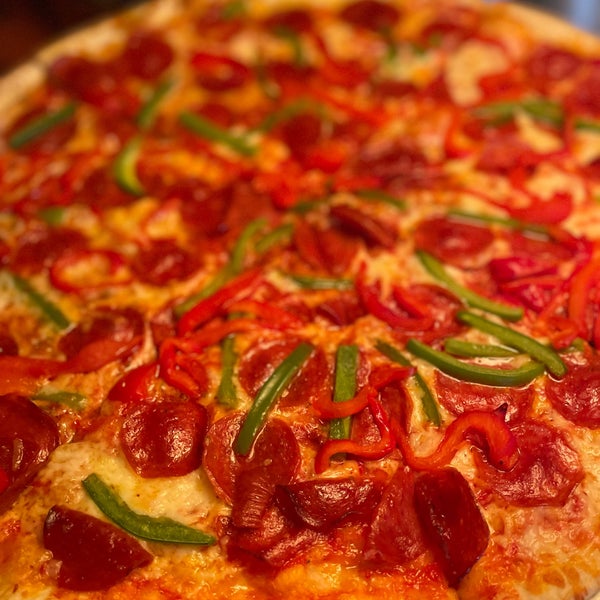 Foto tirada no(a) Home Slice Pizza por John R. em 4/30/2022