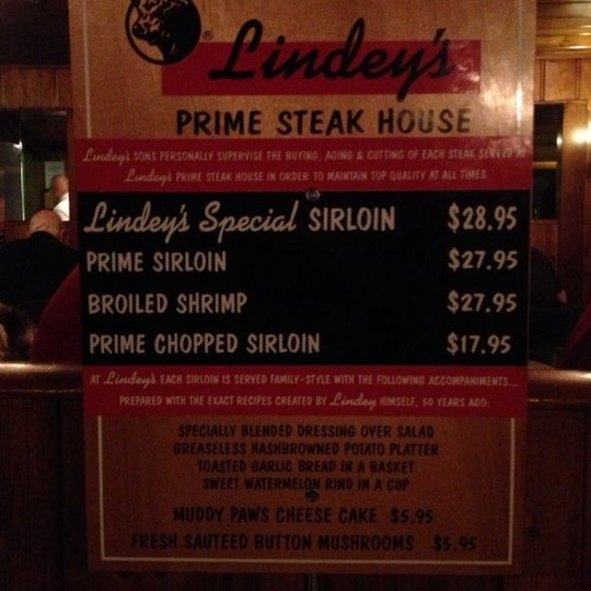 Снимок сделан в Lindey&#39;s Prime Steak House пользователем Jennifer A. 12/15/2012