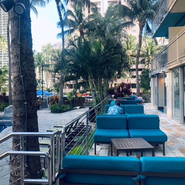 Foto diambil di Courtyard by Marriott Waikiki Beach oleh Fei F. pada 1/31/2020