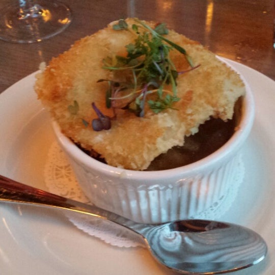 1/30/2014 tarihinde Brooke B.ziyaretçi tarafından Georgetown Restaurant'de çekilen fotoğraf