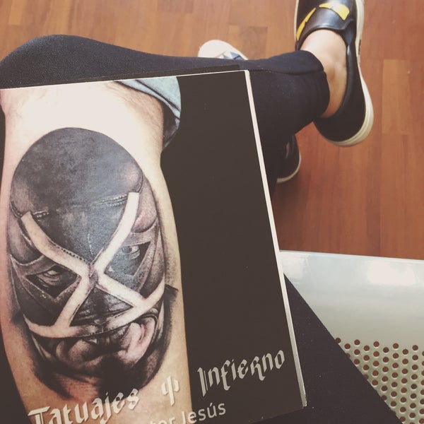 Foto tirada no(a) Infierno Tatuajes por Adriana M. em 2/13/2016