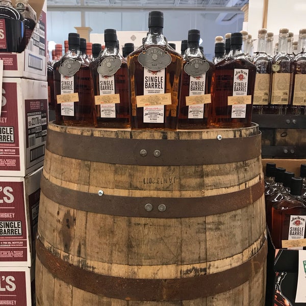 Foto diambil di Exit 9 Wine &amp; Liquor Warehouse oleh Kelani C. pada 11/21/2018