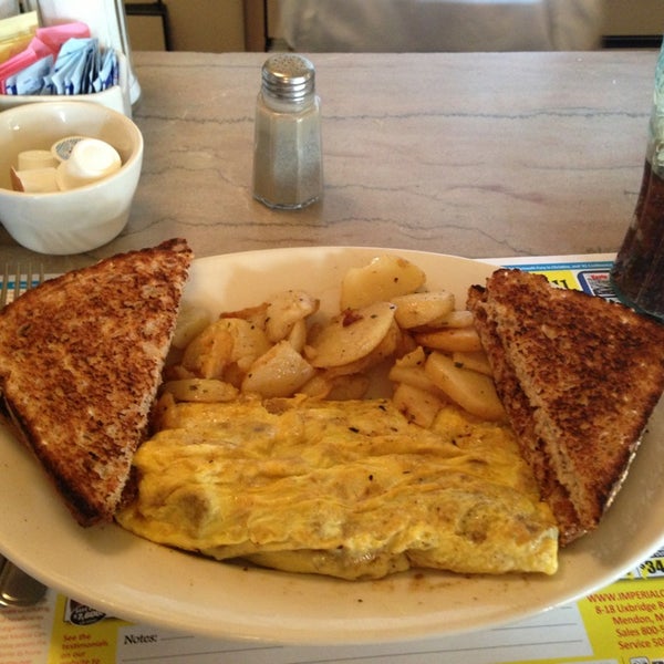 รูปภาพถ่ายที่ Miss Mendon Diner โดย Erica W. เมื่อ 1/20/2013