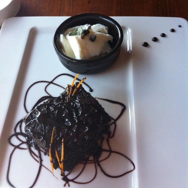 Foto scattata a Lyra Lounge Steakhouse Restaurant da Pelin ☀. il 9/16/2013