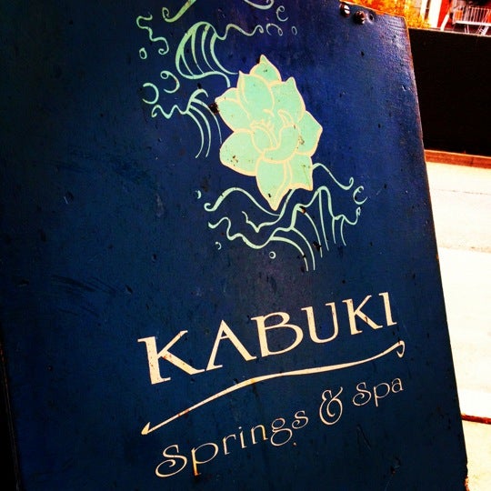 Foto tirada no(a) Kabuki Springs &amp; Spa por Renee D. em 10/20/2012