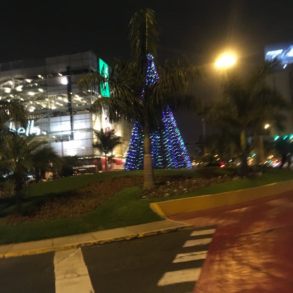 รูปภาพถ่ายที่ Óvalo de Miraflores โดย Car B. เมื่อ 12/24/2017