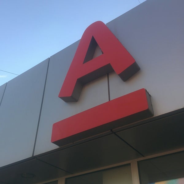 Ручка альфа банк. Прозрачный банкомат альфа банка. Альфа банк усть илимск. Альфа банк семь ветров волгоград. Альфа банк.