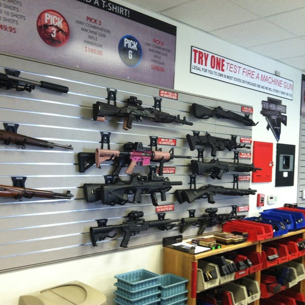 1/25/2013 tarihinde @ryandrakeziyaretçi tarafından The Gun Store'de çekilen fotoğraf