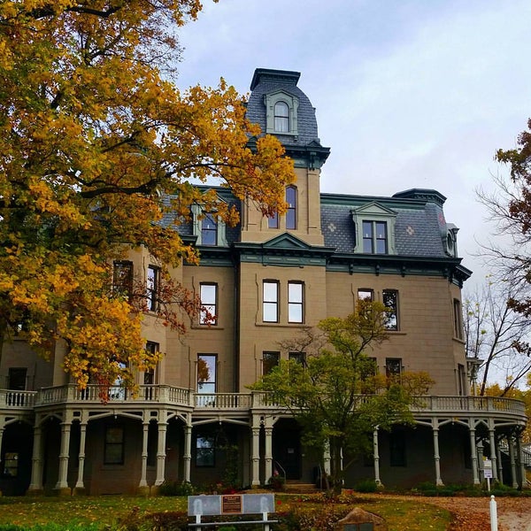 Foto tirada no(a) Hegeler Carus Mansion por Backyard Tourist em 10/24/2015