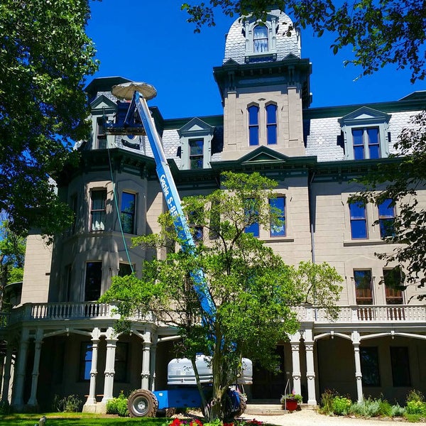 Foto tirada no(a) Hegeler Carus Mansion por Backyard Tourist em 7/31/2015
