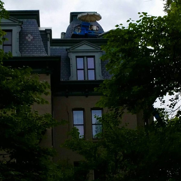 Foto tirada no(a) Hegeler Carus Mansion por Backyard Tourist em 8/8/2015