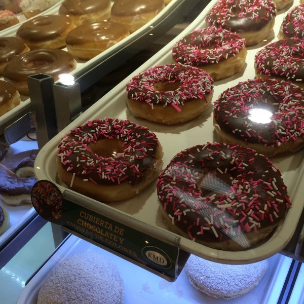 1/25/2015 tarihinde Odette E.ziyaretçi tarafından Krispy Kreme'de çekilen fotoğraf