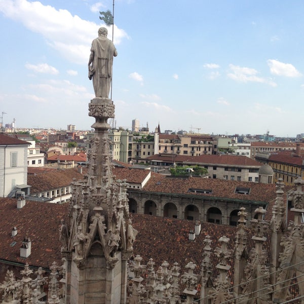 5/14/2013 tarihinde Tim O.ziyaretçi tarafından Duomo di Milano'de çekilen fotoğraf