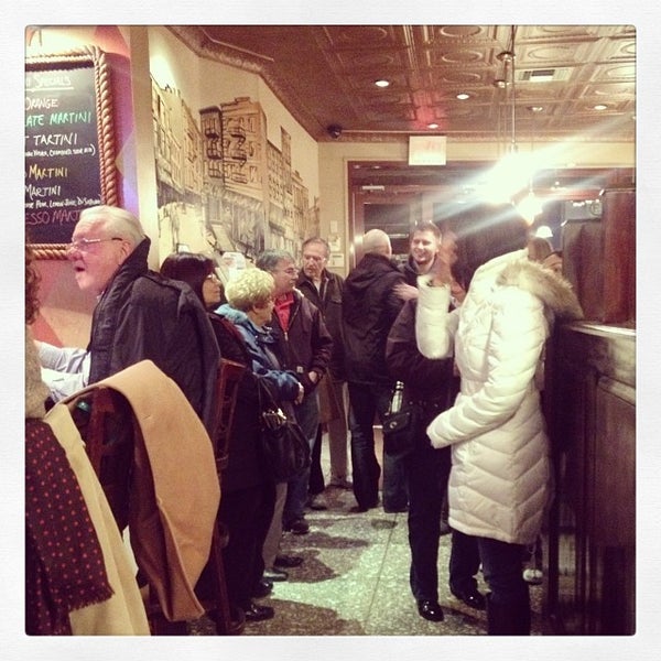 Foto tomada en Gino&#39;s Restaurant  por Charlie O. el 12/27/2013