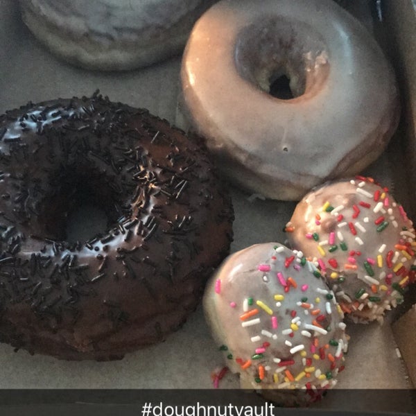 Foto diambil di The Doughnut Vault oleh Mileen Z. pada 11/18/2017
