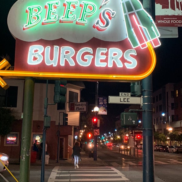 Foto tirada no(a) Beep&#39;s Burgers por Faisal . em 10/7/2018