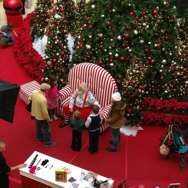 รูปภาพถ่ายที่ Chapel Hills Mall โดย James S. เมื่อ 12/24/2012