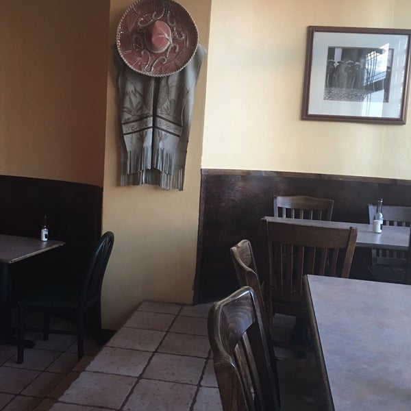 รูปภาพถ่ายที่ Luchita&#39;s Mexican Restaurant โดย Russell B. เมื่อ 6/30/2017