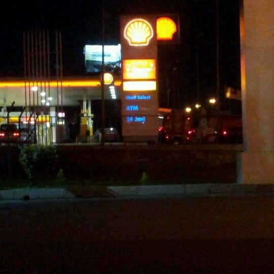 Photo taken at Shell by Delvine E. on 10/4/2012