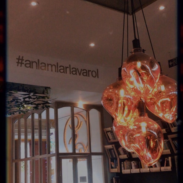 Foto tirada no(a) Hypatia İstanbul Kitabevi &amp; Cafe por Ozl em 2/1/2020