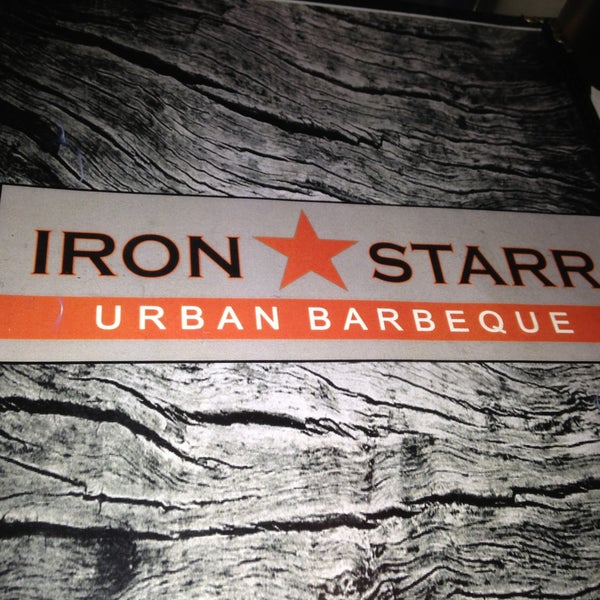 Foto tomada en Iron Star Urban BBQ  por Lizz H. el 5/18/2013