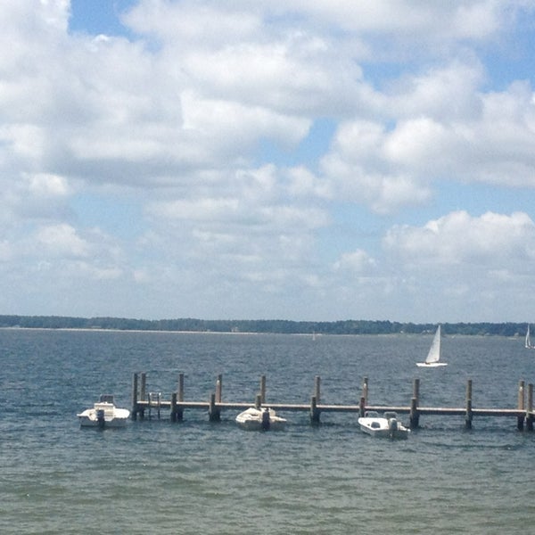 7/5/2013 tarihinde Copeland C.ziyaretçi tarafından Fishing Bay Yacht Club'de çekilen fotoğraf