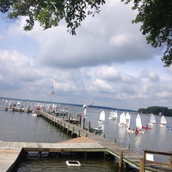 Das Foto wurde bei Fishing Bay Yacht Club von Copeland C. am 6/20/2014 aufgenommen