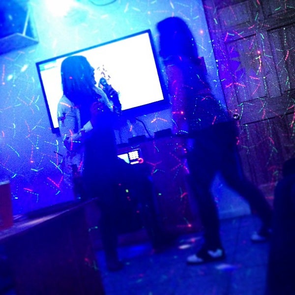 รูปภาพถ่ายที่ Lincoln Karaoke โดย Brian เมื่อ 4/28/2013