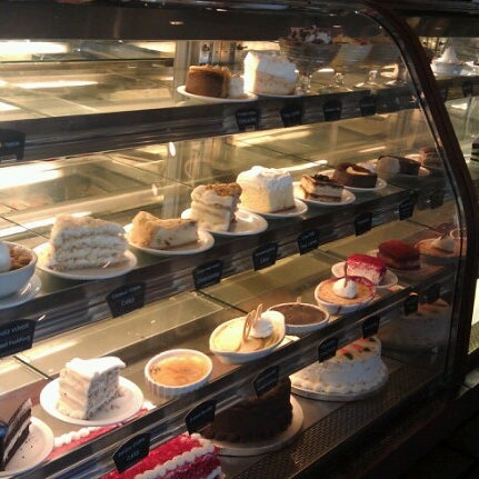 รูปภาพถ่ายที่ Ruggles Cafe Bakery โดย Erin F. เมื่อ 11/21/2012