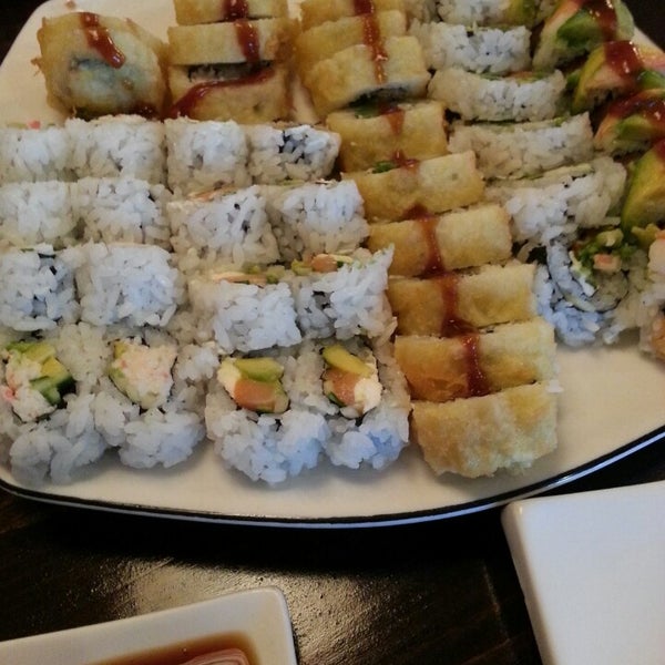 Das Foto wurde bei Sushi Shack Japanese Sushi Restaurant von Magicc J. am 6/25/2013 aufgenommen